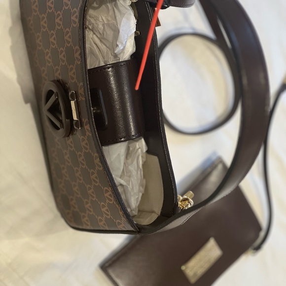 Valentino - Picture 4 of 6